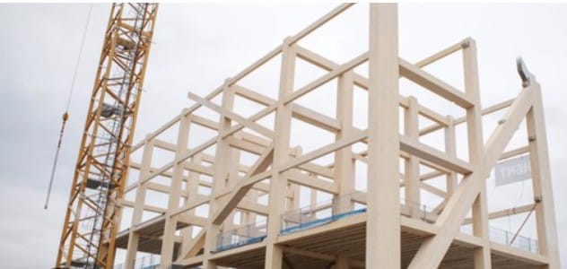 Edificio en madera con grúa